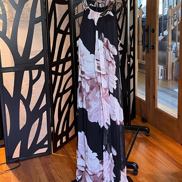 Flowing gown, lightweight with tags never worn - Picture 5 of 5